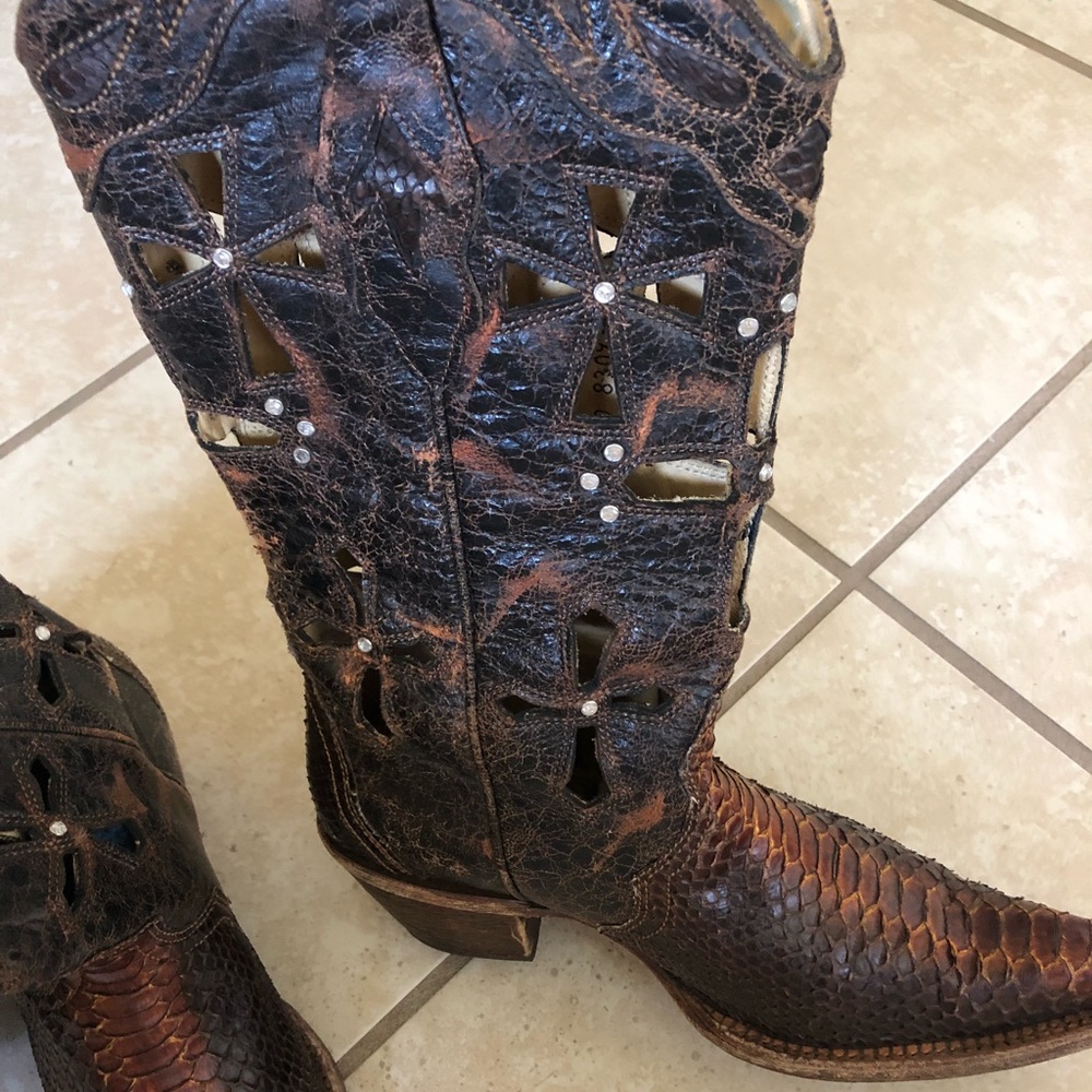 Boots - Picture 6 of 7